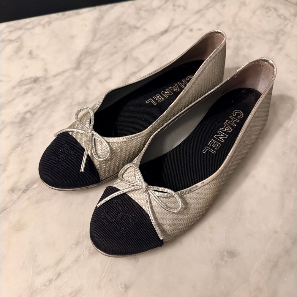 CHANEL Women's Metallic Silver and Black ballet flats size 37